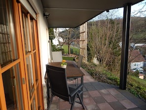 Outdoor dining - Vrbo Property (Oberbach)