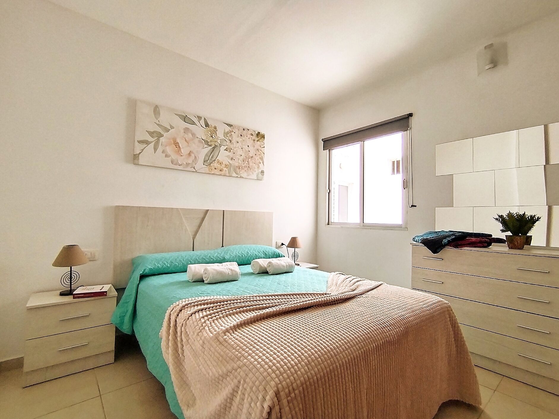 2 habitaciones, escritorio y tabla de planchar con plancha 