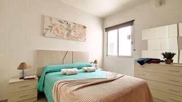 2 habitaciones, escritorio y tabla de planchar con plancha