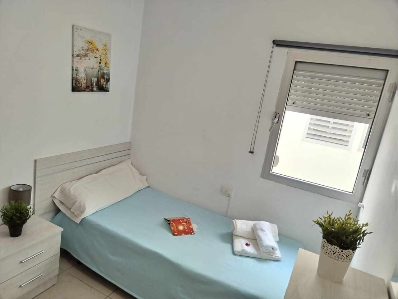 2 habitaciones, escritorio y tabla de planchar con plancha 