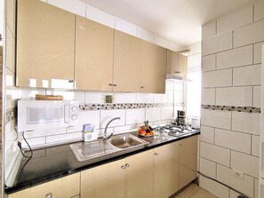 Frigorifero, microonde, macchina per tè/caffè, tostapane
