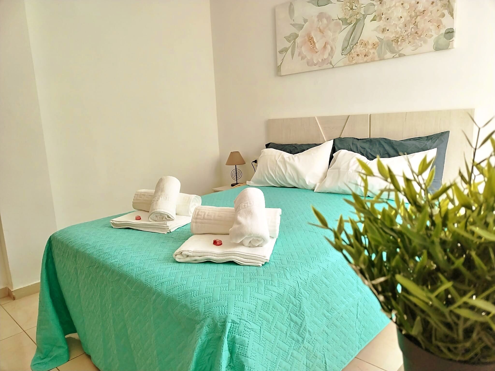 2 habitaciones, escritorio y tabla de planchar con plancha 
