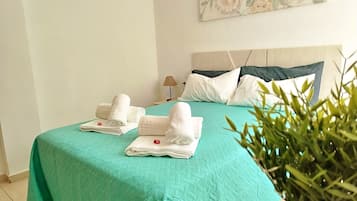 2 habitaciones, escritorio y tabla de planchar con plancha