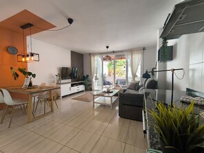 TV, books - RenTenerife Magec Swing & Sun - Amarilla Golf (Amarilla Golf)