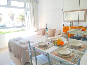 Een strijkplank/strijkijzer, reisbedje, gratis wifi, beddengoed