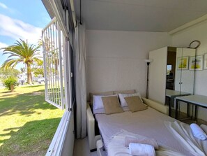 Bügeleisen/Bügelbrett, Reisekinderbett, kostenloses WLAN, Bettwäsche