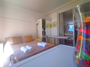 Bügeleisen/Bügelbrett, Reisekinderbett, kostenloses WLAN, Bettwäsche
