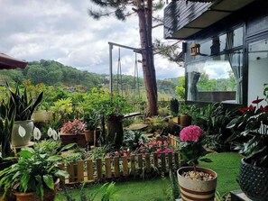 Habitación estándar, vistas a la montaña | Jardines del alojamiento