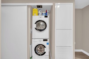 Superior Studio, Balcony, City View | Interior - Central Downtown Suites - Near Eaton (Toronto)