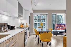 Superior Studio, Balcony, City View | Dapur peribadi