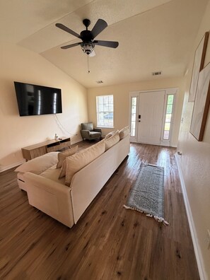 Living area - Soulful Retreat 4BR Mins to Airport & Downtown (Port Wentworth)