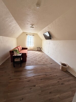 Living area - Soulful Retreat 4BR Mins to Airport & Downtown (Port Wentworth)