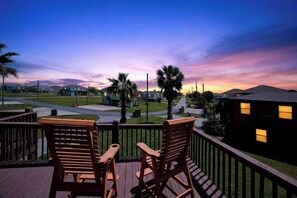 Property grounds - Caribbean Palms: Walk to Beach~King Bed~Deck~BBQ~Fast WiFi~Family/Pet Friendly (Bolivar Peninsula)
