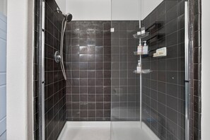 Shower, hair dryer, bidet, towels - Caribbean Palms: Walk to Beach~King Bed~Deck~BBQ~Fast WiFi~Family/Pet Friendly (Bolivar Peninsula)