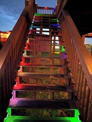 Property grounds - Caribbean Palms: Walk to Beach~King Bed~Deck~BBQ~Fast WiFi~Family/Pet Friendly (Bolivar Peninsula)