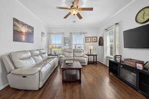 Living area - Caribbean Palms: Walk to Beach~King Bed~Deck~BBQ~Fast WiFi~Family/Pet Friendly (Bolivar Peninsula)