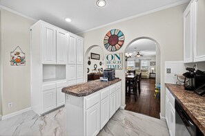 Private kitchen - Caribbean Palms: Walk to Beach~King Bed~Deck~BBQ~Fast WiFi~Family/Pet Friendly (Bolivar Peninsula)