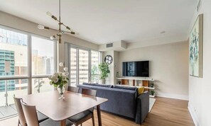 Double Room | Living area - Prime City Hotel (Toronto)