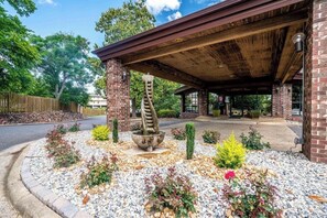 Property grounds - Hot Springs Escape • Walk to Pool & Hot Tub • Updated Emerald Isle Condo (Hot Springs)