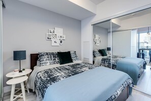 Classic Room - The Theatre District Suites (Toronto)