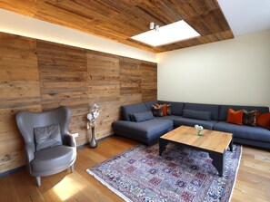 Living area - Beautiful penthouse in the heart of Mayrhofen. (Mayrhofen)