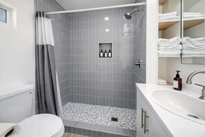 Shower, hair dryer, towels, shampoo - Newly Redone Bayview Apt Steps to Bay & Boardwalk (San Diego)