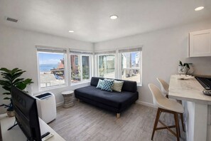 TV, stereo, offices - Newly Redone Bayview Apt Steps to Bay & Boardwalk (San Diego)