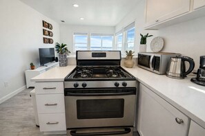 Fridge, microwave, oven, stovetop - Newly Redone Bayview Apt Steps to Bay & Boardwalk (San Diego)