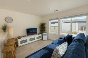 TV, stereo, offices - New! Modern 1BR w Parking Steps to Bay & Boardwalk (San Diego)