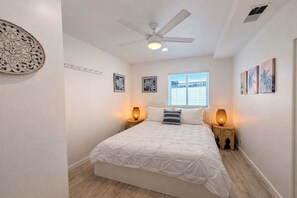 Iron/ironing board, travel cot, WiFi, bed sheets - New! Modern 1BR w Parking Steps to Bay & Boardwalk (San Diego)