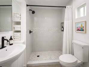 Shower, hair dryer, towels, shampoo - New Top Floor Bayview Apt Steps to Bay & Boardwalk (San Diego)