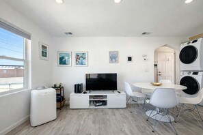 Dining - New Top Floor Bayview Apt Steps to Bay & Boardwalk (San Diego)
