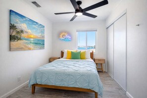 Iron/ironing board, travel cot, WiFi, bed sheets - New Top Floor Bayview Apt Steps to Bay & Boardwalk (San Diego)