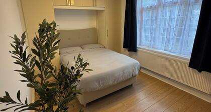 Central London 1 Bed House Free Parking inc