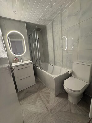 Bathroom - Central London 1 Bed House Free Parking inc (London)