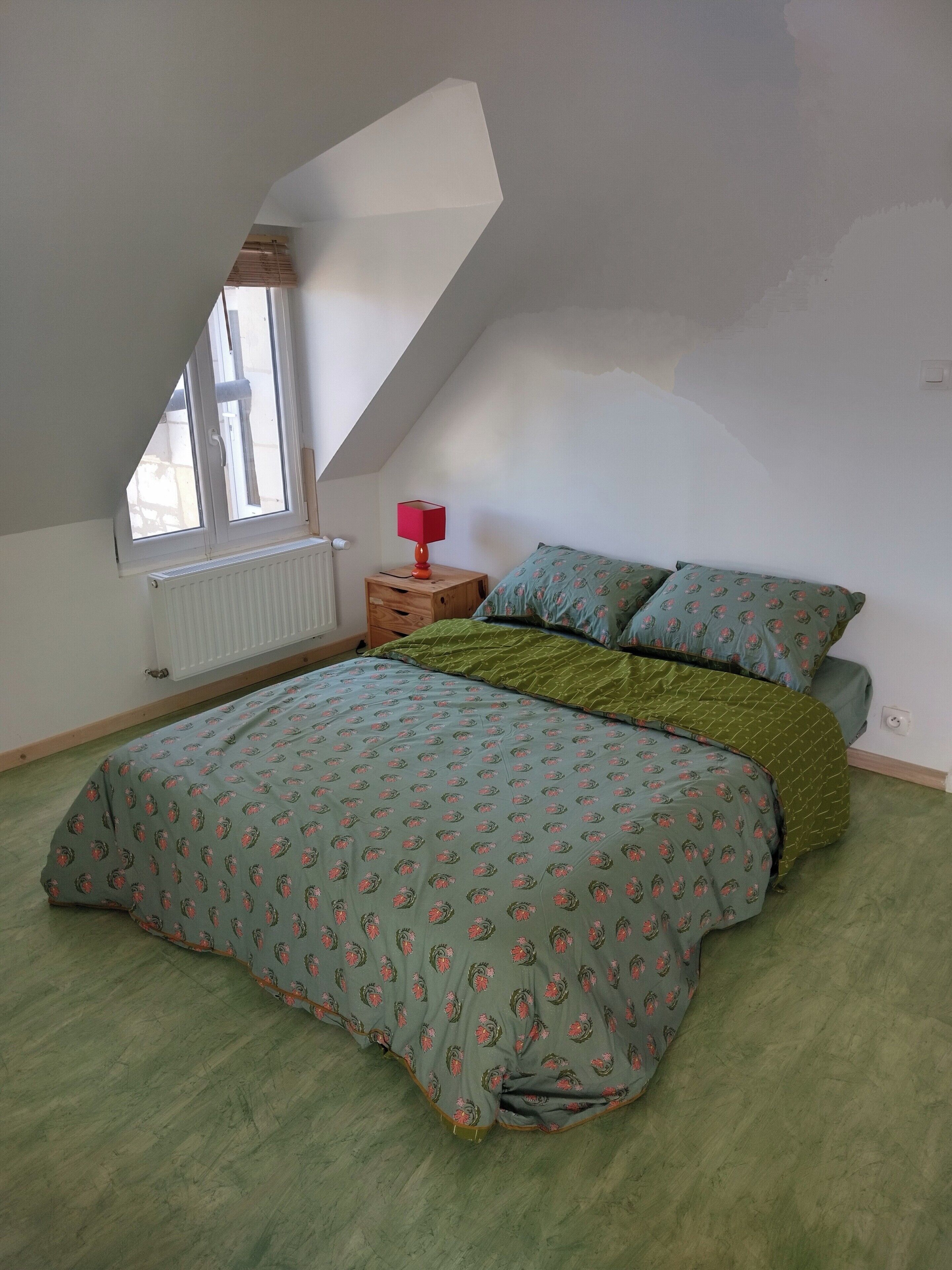 1 bedroom, bed sheets