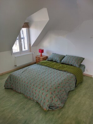 1 bedroom, bed sheets