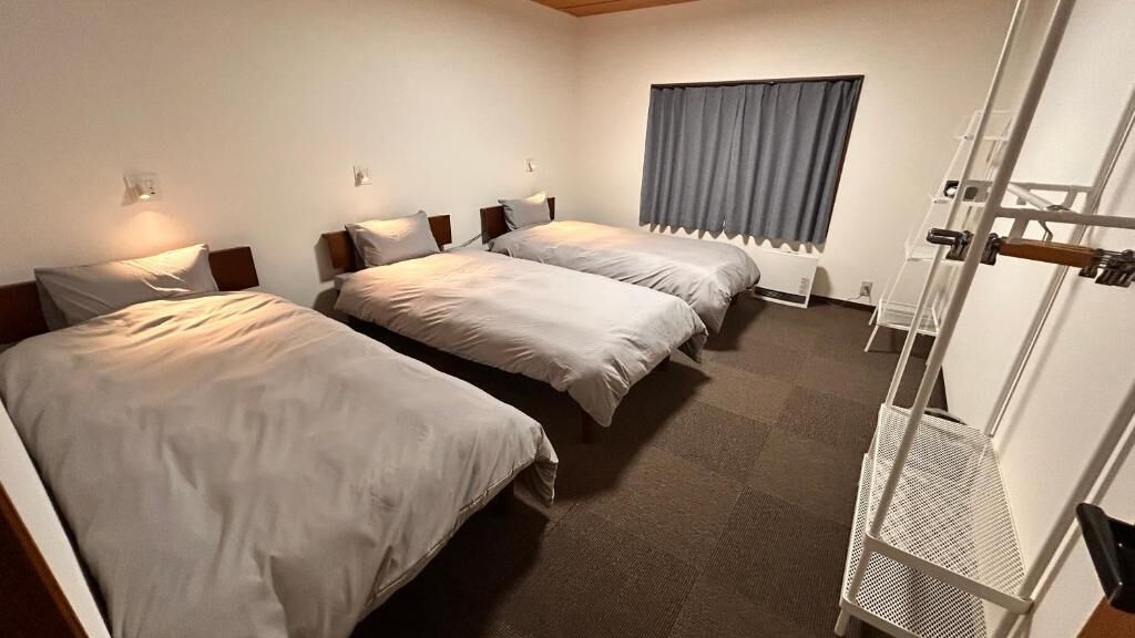 Quarto triplo básico, vista para a montanha