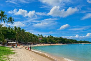 A beach with palm trees, clear blue water, and a sandy shore. - Luxury 4BR Sea View Villa Chaweng Koh Samui Pool Daily Housekeeping (Koh Samui)