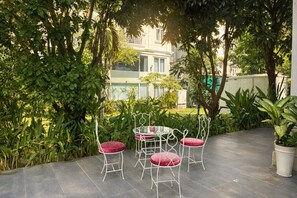 Outdoor dining - Hua Yi Hotel Phu My Hung - Korean Street (Ho Chi Minh City)