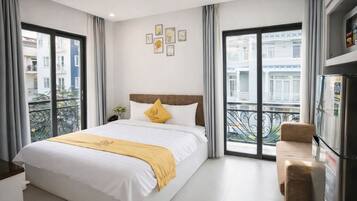 Habitación empresarial doble, balcón, vista a la ciudad | Ropa de cama de alta calidad, camas Select Comfort y minibar