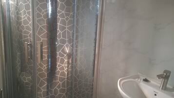 Serviettes fournies, savon, papier toilette