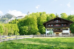 Exterior - Apartment no. 2 separate bedroom, living/bedroom and south/west-facing balcony, 75 sqm (Aschau im Chiemgau)