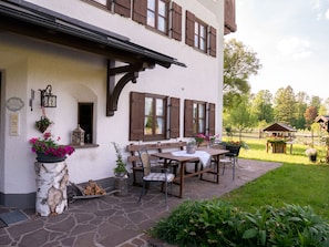 Outdoor dining - Apartment no. 2 separate bedroom, living/bedroom and south/west-facing balcony, 75 sqm (Aschau im Chiemgau)