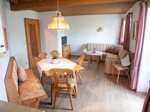 Dining - Apartment no. 1 bedroom, living room and south/west-facing balcony, 50 sqm (Aschau im Chiemgau)