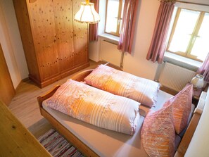 Room - Apartment no. 1 bedroom, living room and south/west-facing balcony, 50 sqm (Aschau im Chiemgau)