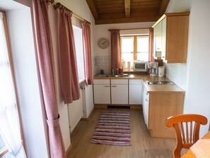 Kylskåp, mikrovågsugn, spishäll och kaffe- och tebryggare