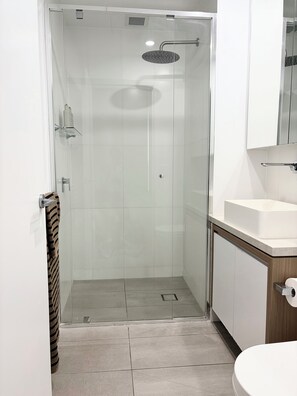 Bathroom - Stunning skyline apartment with infinity pool, gym and free parking (Fortitude Valley)