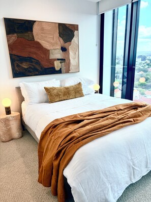 Room - Stunning skyline apartment with infinity pool, gym and free parking (Fortitude Valley)