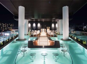 Pool - Stunning skyline apartment with infinity pool, gym and free parking (Fortitude Valley)